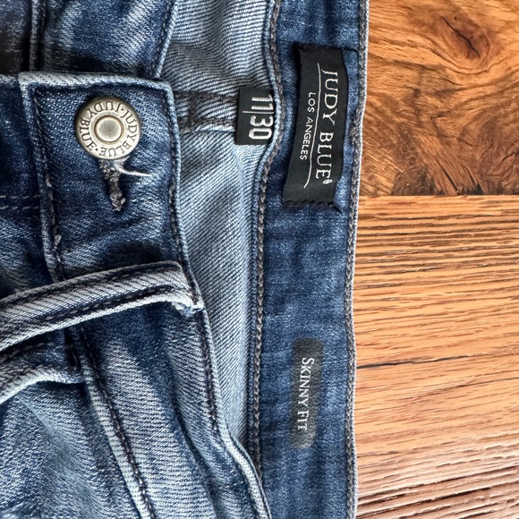 Barely Worn Judy Blue Distressed Skinny Jeans - Picture 2 of 4